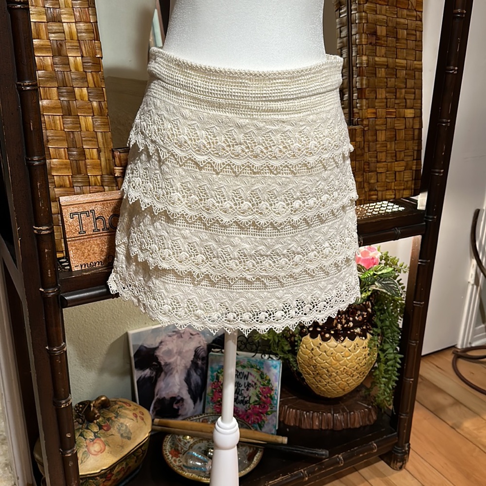 (NWOT) women’s size 6 American Eagle outfitters, crochet 100% cotton skirt.